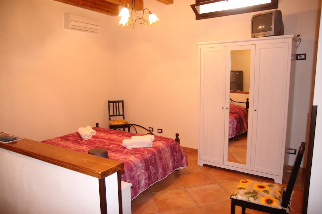 La Finestra Sotto La Rocca Apartment เชฟาลู ห้อง รูปภาพ